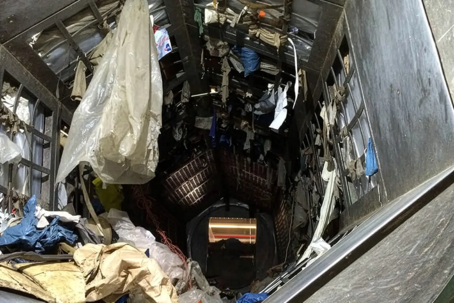Vista interior de uma Trommelsiebmaschine com vários materiais.