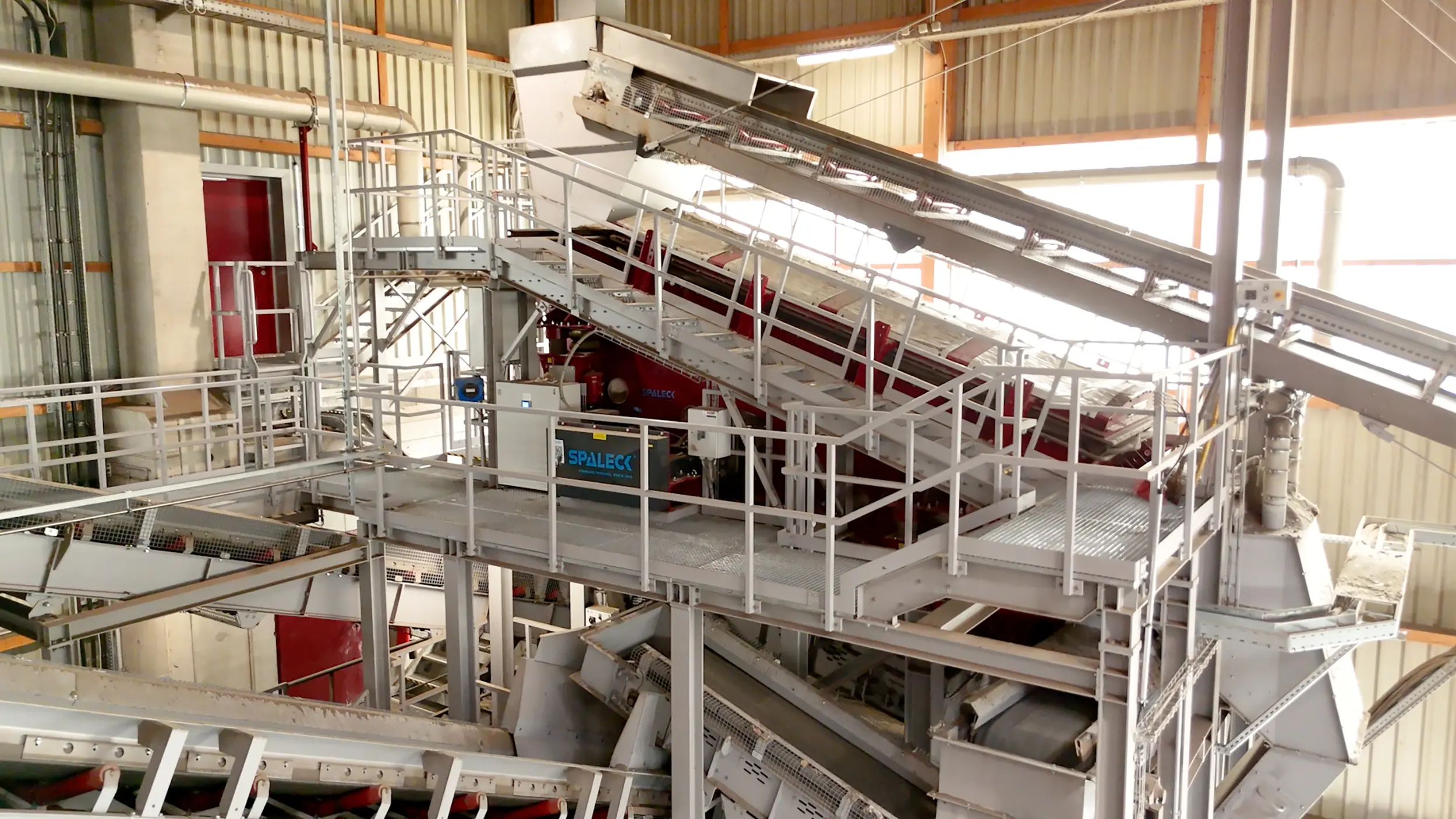 Vista de uma peneira SPALECK 3D COMBI numa nova e ultramoderna unidade de reciclagem de metal na Áustria. A peneira 3D COMBI substitui duas peneiras de outro fabricante, com o objetivo de melhorar a qualidade da peneiração e, consequentemente, a qualidade global da triagem. Trata-se de um projeto de adaptação dentro de uma nova instalação.