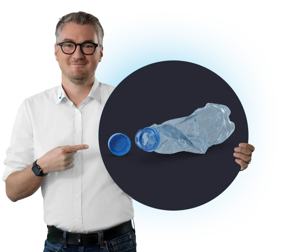Mann mit Brille und weißem Hemd zeigt auf Kreis mit einer leeren Plastikflasche